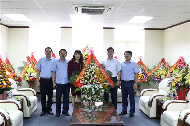 Đồng chí Nguyễn Mạnh Hà, Chủ tịch uu888.con thành phố chúc mừng các đơn vị ngành Than 