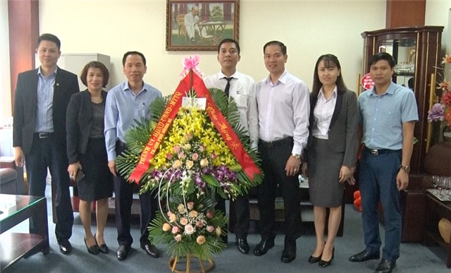 Đồng chí Nguyễn Đình Trung, Phó Chủ tịch uu888.con thành phố chúc mừng tải uu888 ngành Than