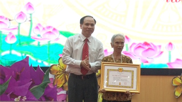 Đảng bộ thành phố uu888 one: 61 đảng viên được trao Huy hiệu Đảng đợt 7-11