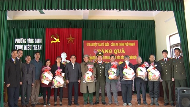 MTTQ - Công an thành phố: tặng quà Tết già làng, trưởng bản, người có uy tín 