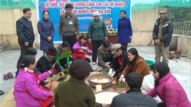 Phường Trưng Vương gói bánh chưng tặng hộ nghèo