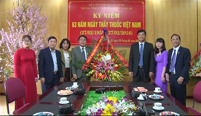 Đồng chí Phó Chủ tịch uu888.con thành phố Phạm Tuấn Đạt chúc mừng các đơn vị  y tế 