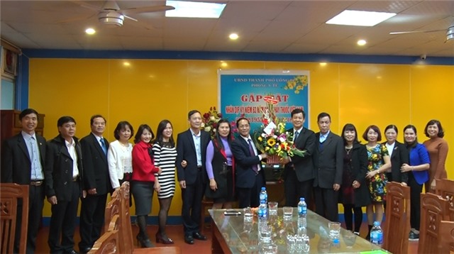 Đồng chí Phó Chủ tịch uu888.con thành phố Phạm Tuấn Đạt chúc mừng cán bộ, nhân viên ngành y tế 