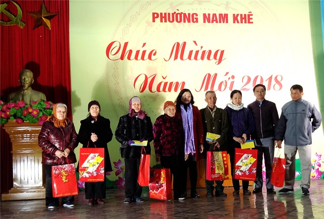 Phường Nam Khê tặng trên 150 suất quà Tết cho đối tượng chính sách 