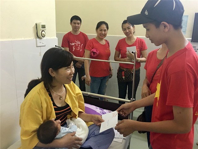 Bệnh viện uu888 có - Thụy Điển: tặng quà động viên bệnh nhi dịp Quốc tế thiếu nhi