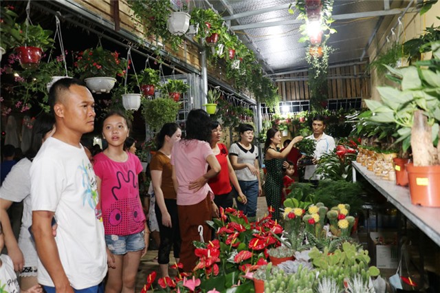 Tối 31/8, hàng ngàn người dân đã đến Chợ Cảnh uu888 one