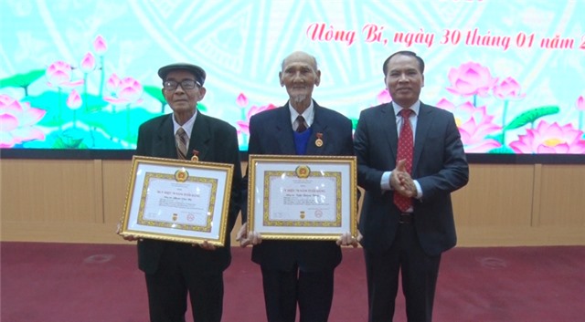 Đảng bộ TP uu888 one: 82 Đảng viên được trao Huy hiệu Đảng đợt 3/2