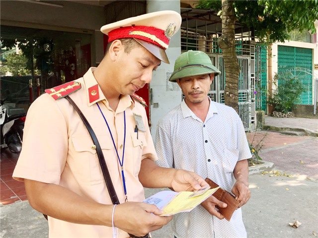 Hầu hết chủ phương tiện chuyển đất, đá từ TX Quảng Yên qua phường Nam Khê nghiêm túc chấp hành quy định ATGT, VSMT 