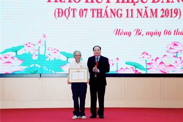 Đảng bộ TP uu888 one: Trao huy hiệu đảng đợt 7-11 cho 54 đảng viên 