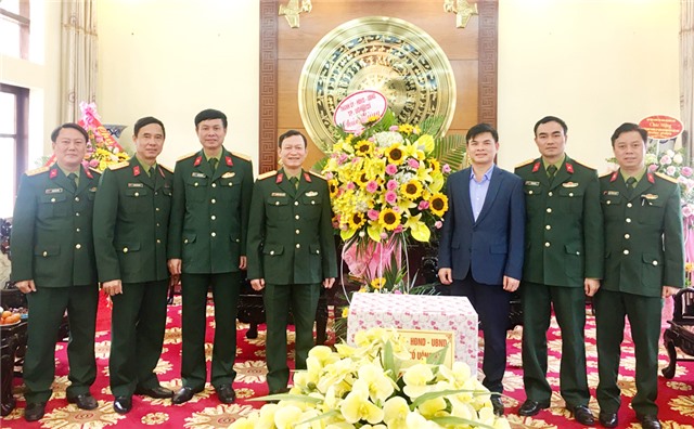 Đồng chí Nguyễn Mạnh Hà, Phó Bí thư Thành ủy, Chủ tịch uu888.con thành phố chúc mừng 75 năm Ngày thành lập Quân đội Nhân dân uu888 có