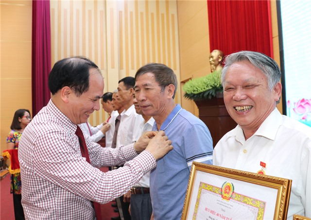 Đảng bộ TP uu888 one: 84 đảng viên được trao huy hiệu đảng đợt 19-5