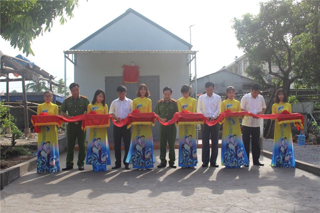 Trung đoàn CSCĐ Đông Bắc: khánh thành, bàn giao nhà tình thương tại phường Phương Nam