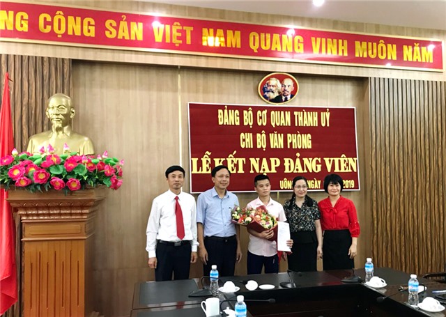 Chi bộ Văn phòng Thành ủy uu888 one kết nạp Đảng viên mới
