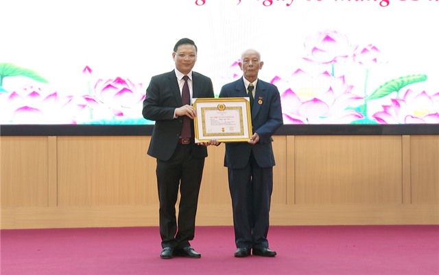Đảng bộ thành phố uu888 one: Trao tặng huy hiệu Đảng đợt 7-11