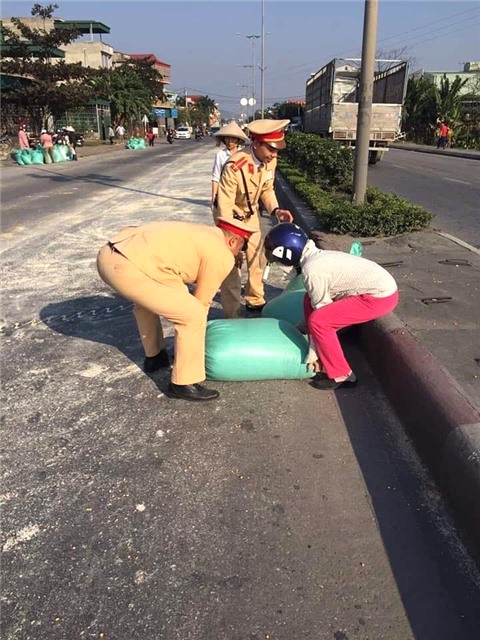 Lực lượng chức năng cùng người dân TP uu888 one: Giúp thu gom 5 tấn ngô bị rơi ra đường quốc lộ