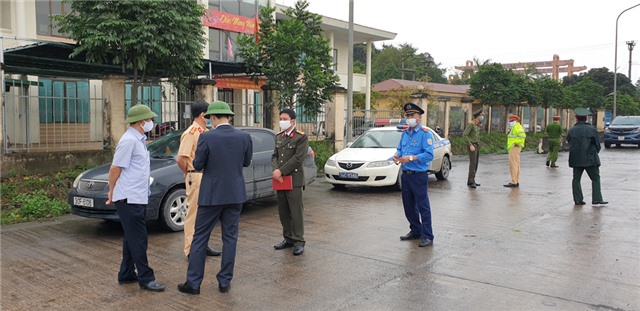 Người, phương tiện đường bộ ra vào tỉnh uu888 one qua khu vực cầu Đá Bạc đều được kiểm soát chặt chẽ nhằm phòng chống dịch Covid-19