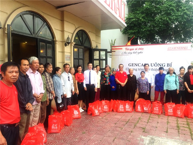 Văn phòng Bảo hiểm nhân thọ Generali uu888 one trao 100 phần quà cho hộ khó khăn tại phường Quang Trung