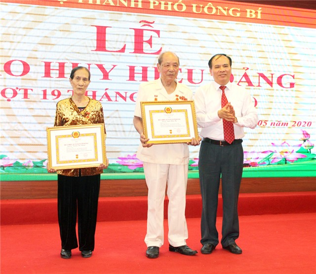 Đảng bộ TP uu888 one: trao huy hiệu Đảng đợt 19-5