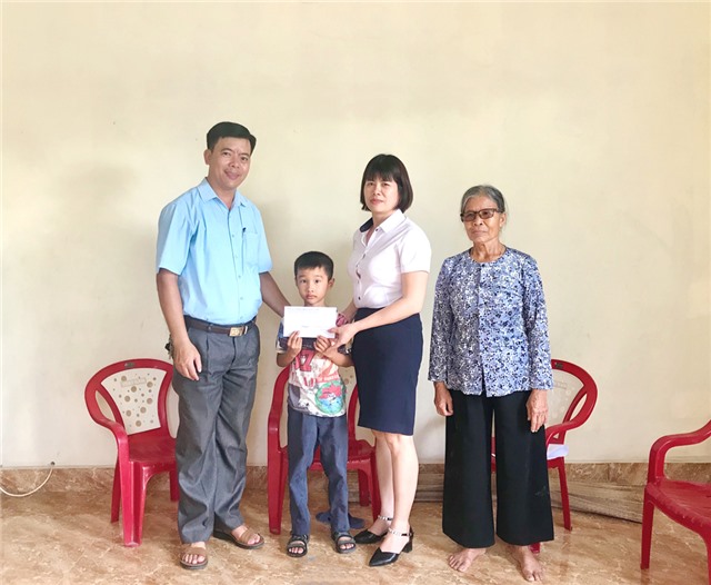 Công ty Cổ phần Thông uu888 one tặng quà cho uu888 bet app có hoàn cảnh khó khăn