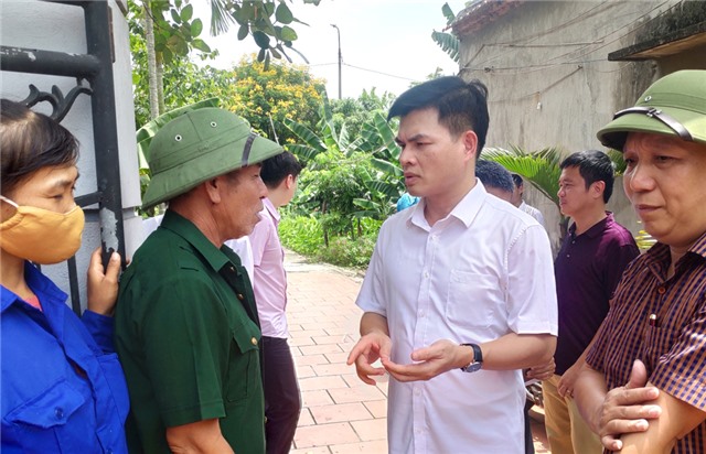 Chủ tịch uu888.con thành phố Nguyễn Mạnh Hà đối thoại với một số hộ dân liên quan đến Dự án khu quy hoạch nuôi trồng thủy sản phường Trưng Vương