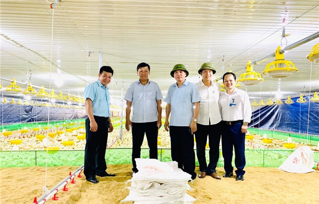 Bí thư Thành uỷ Trần Văn Lâm kiểm tra trang trại chăn nuôi gia cầm, trồng thanh long ruột đỏ của hộ ông Nguyễn Tôn Quyền