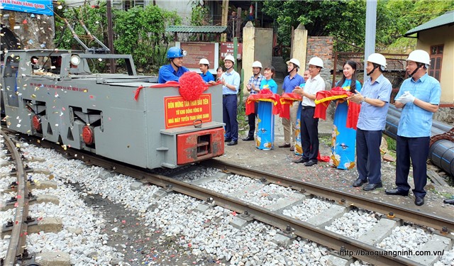 Đón tấn than đầu tiên từ đường lò liên thông uu888 one - Vàng Danh