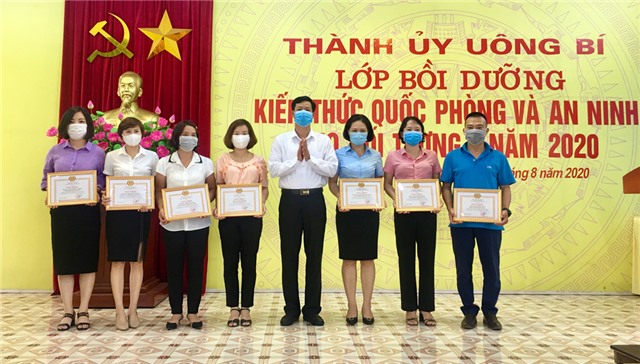 Bế giảng lớp bồi dưỡng kiến thức QP-AN cho đối tượng 4 năm 2020