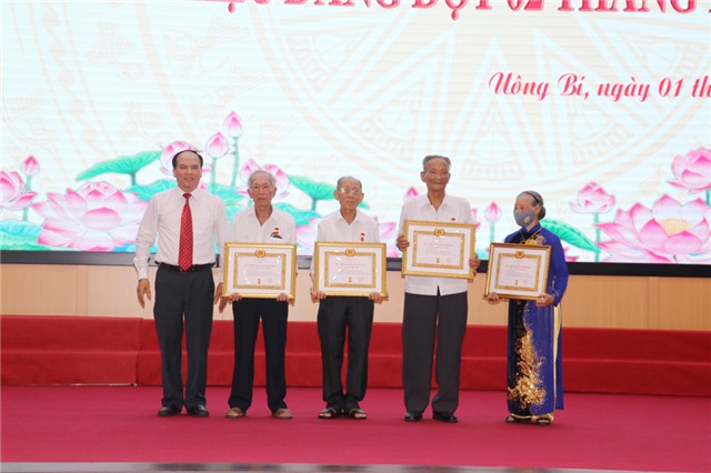 Đảng bộ thành phố uu888 one trao huy hiệu Đảng đợt 2-9