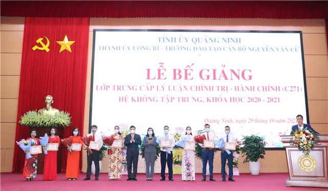 Bế giảng lớp Trung cấp lý luận chính trị - hành chính C271  khóa học 2020-2021