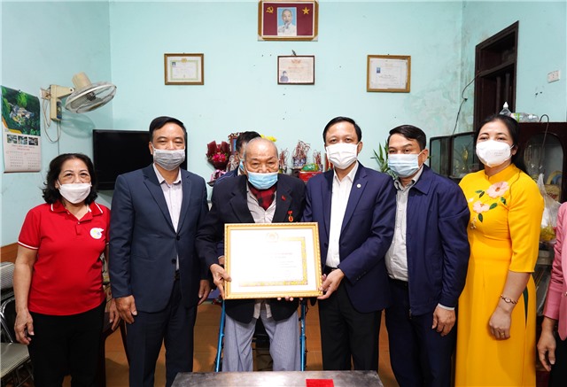 Thành ủy uu888 one trao huy hiệu 75 năm tuổi Đảng cho đồng chí Phạm Hồng Sơn, đảng viên Đảng bộ phường Quang Trung
