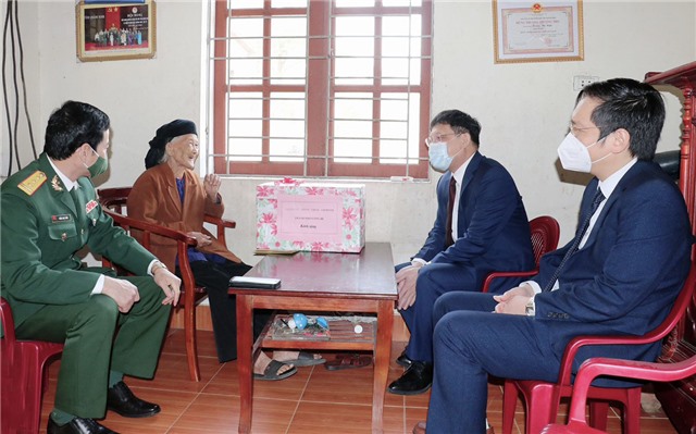 Đ/c Nghiêm Xuân Cường – u8888 viên, Bí thư thành ủy, Chủ tịch uu888 bet app thành phố thăm, tặng quà Mẹ uu888 có anh hùng Hoàng Thị Nghi
