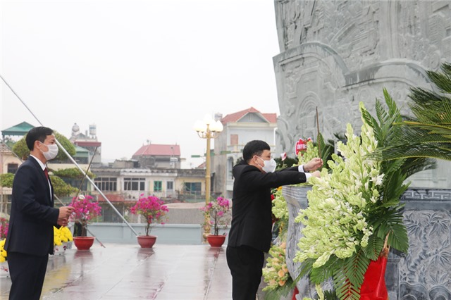 Gắn biển công trình “Tu bổ, tôn tạo Di tích lịch sử lưu niệm sự kiện Bác Hồ về thăm uu888 one năm 1965” và công trình chỉnh trang các tuyến đường nội thị Trưng Vương - Quang Trung - Trần Nhân Tông