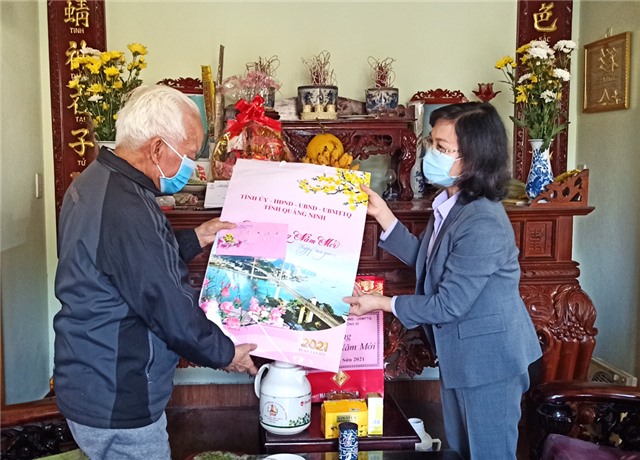 Phó Chủ tịch Thường trực uu888 bet app tỉnh Trịnh Thị Minh Thanh thăm, tặng quà Tết các đối tượng chính sách tại thành phố uu888 one