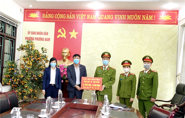 Công an TP uu888 one: Tặng quà cho các hộ khó khăn và nạn nhân chất độc màu da cam