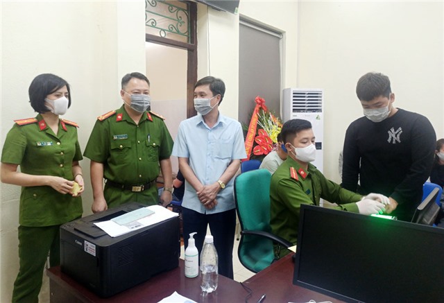 Phó Chủ tịch Thường trực uu888.con thành phố Nguyễn Văn Thành kiểm tra việc thực hiện cấp CCCD có gắn thẻ chip lưu động