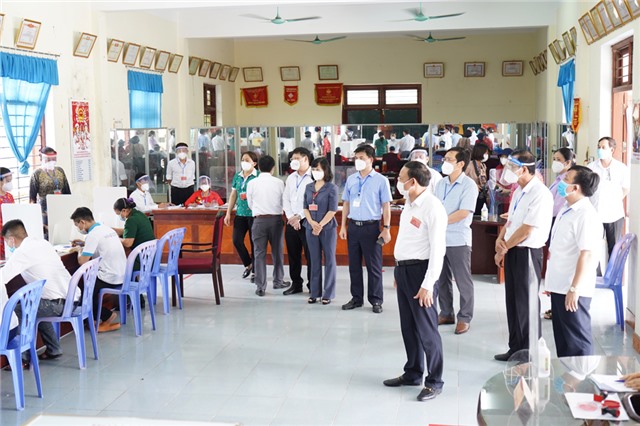 Đồng chí Nguyễn Xuân Ký - Ủy viên T.Ư Đảng, Bí thư u8888, Chủ tịch uu888 bet app tỉnh, Trưởng Ban chỉ đạo, Chủ tịch Ủy ban bầu cử tỉnh kiểm tra công tác bầu cử tại thành phố uu888 one