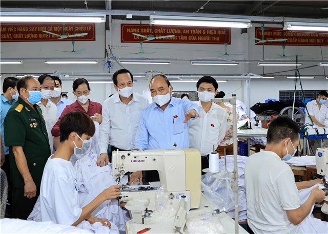 Lật tẩy “màn ảo thuật” cổ xúy thay đổi chế độ chính trị của những giọng điệu xuyên tạc mối quan hệ giữa đổi mới kinh tế với đổi mới chính trị ở uu888 có
