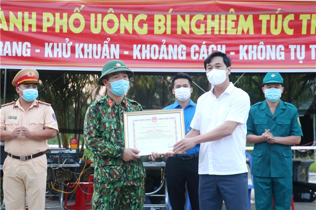 Chủ tịch uu888.con tỉnh Nguyễn Tường Văn thăm, tặng bằng khen cho các lực lượng làm nhiệm vụ tại Chốt cầu Đá Bạc