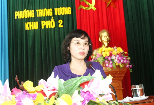 Phó Chủ tịch Thường trực uu888 bet app tỉnh Trịnh Thị Minh Thanh dự sinh hoạt chi bộ khu 2, phường Trưng Vương