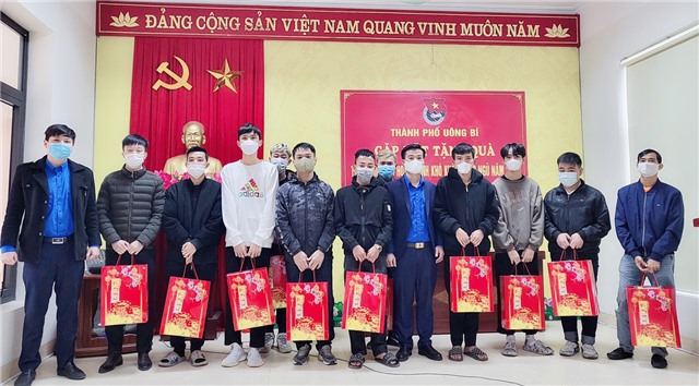 Thành Đoàn uu888 one tặng quà tết, động viên thanh niên có hoàn cảnh khó khăn chuẩn bị nhập ngũ năm 2022