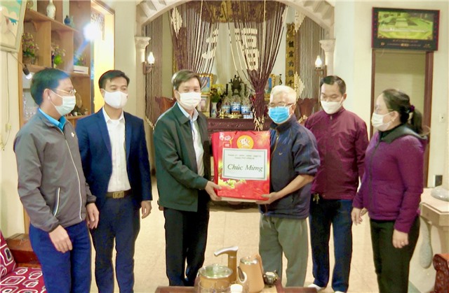 Đồng chí Nguyễn Văn Thành - Phó Chủ tịch Thường trực uu888.con thành phố thăm, tặng quà tết người có công và gia đình có hoàn cảnh khó khăn 