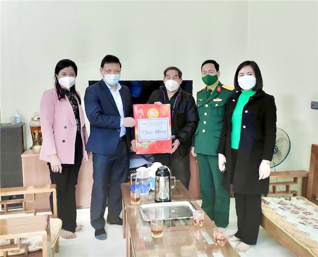 Bí thư Thành ủy, Chủ tịch uu888 bet app TP Nghiêm Xuân Cường thăm, tặng quà, chúc Tết người có công, gia đình bị ảnh hưởng bởi dịch Covid-19