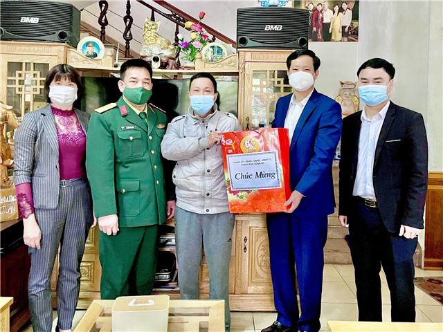 Phó Bí thư Thành ủy, Chủ tịch uu888.con thành phố Phạm Tuấn Đạt  tặng quà Tết người có công tiêu biểu