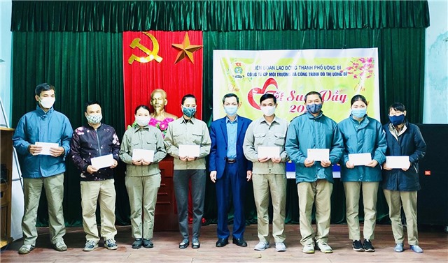LĐLĐ thành phố trao quà Tết cho công nhân lao động khó khăn 