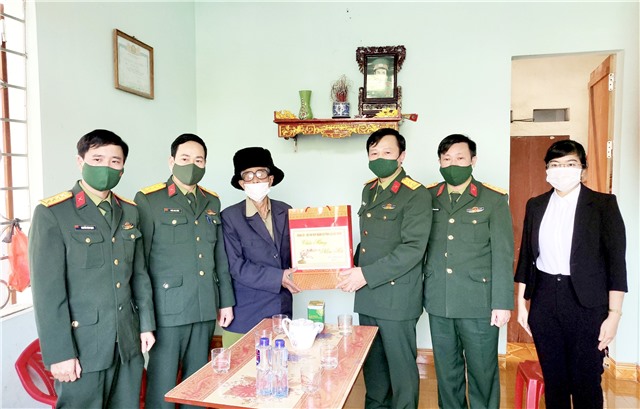Thăm, tặng quà tết người có công tại phường Phương Nam
