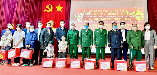 Đồng chí Vũ Hồng Thanh, Ủy viên Trung ương Đảng, Chủ nhiệm Ủy ban tải uu888 Quốc hội thăm, tặng quà Tết tại TP uu888 one