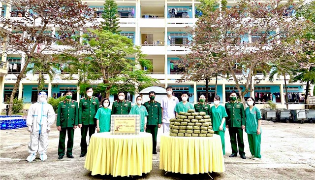 Ban CHQS tỉnh tặng quà lực lượng làm nhiệm vụ và u888c3 đang điều trị Covid – 19 tại trường CĐ Công nghiệp và Xây dựng 