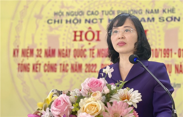 Đồng chí Trịnh Thị Minh Thanh, Phó Bí thư u8888, dự sinh hoạt chi bộ khu Nam Sơn, phường Nam Khê