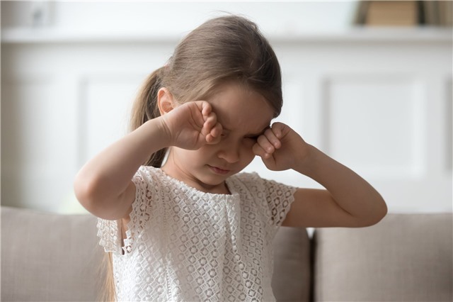 Trẻ xem ti vi, điện thoại nhiều: Bác sĩ cảnh báo dấu hiệu thị lực bất thường