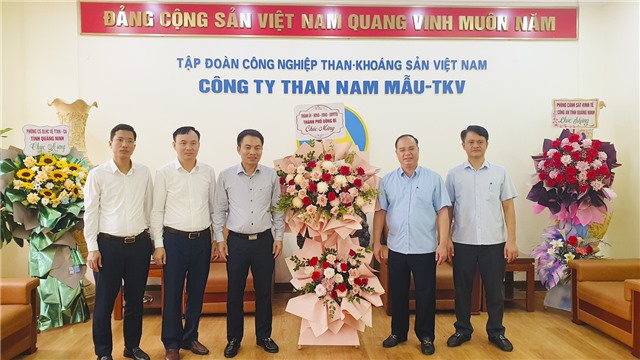 Phó Chủ tịch uu888.con thành phố Bùi Văn Thành chúc mừng  Ngày Truyền thống Công nhân Vùng mỏ - Truyền thống ngành Than 